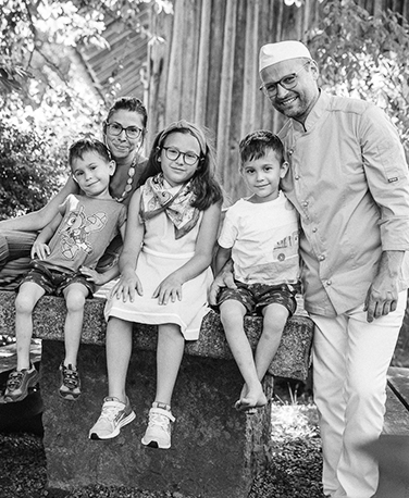 Josef und Michaela Bauer mit ihren Kindern Liselotte, Simon und Philipp